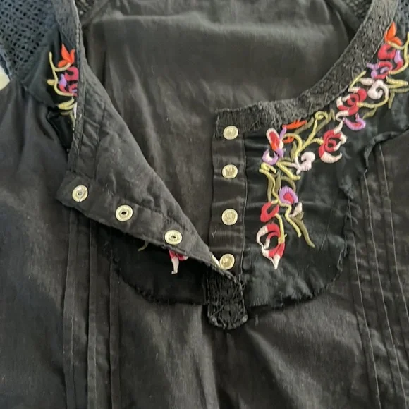 Raviya Black Floral Embroidered Bohemian Top. Size S - Picture 4 of 11